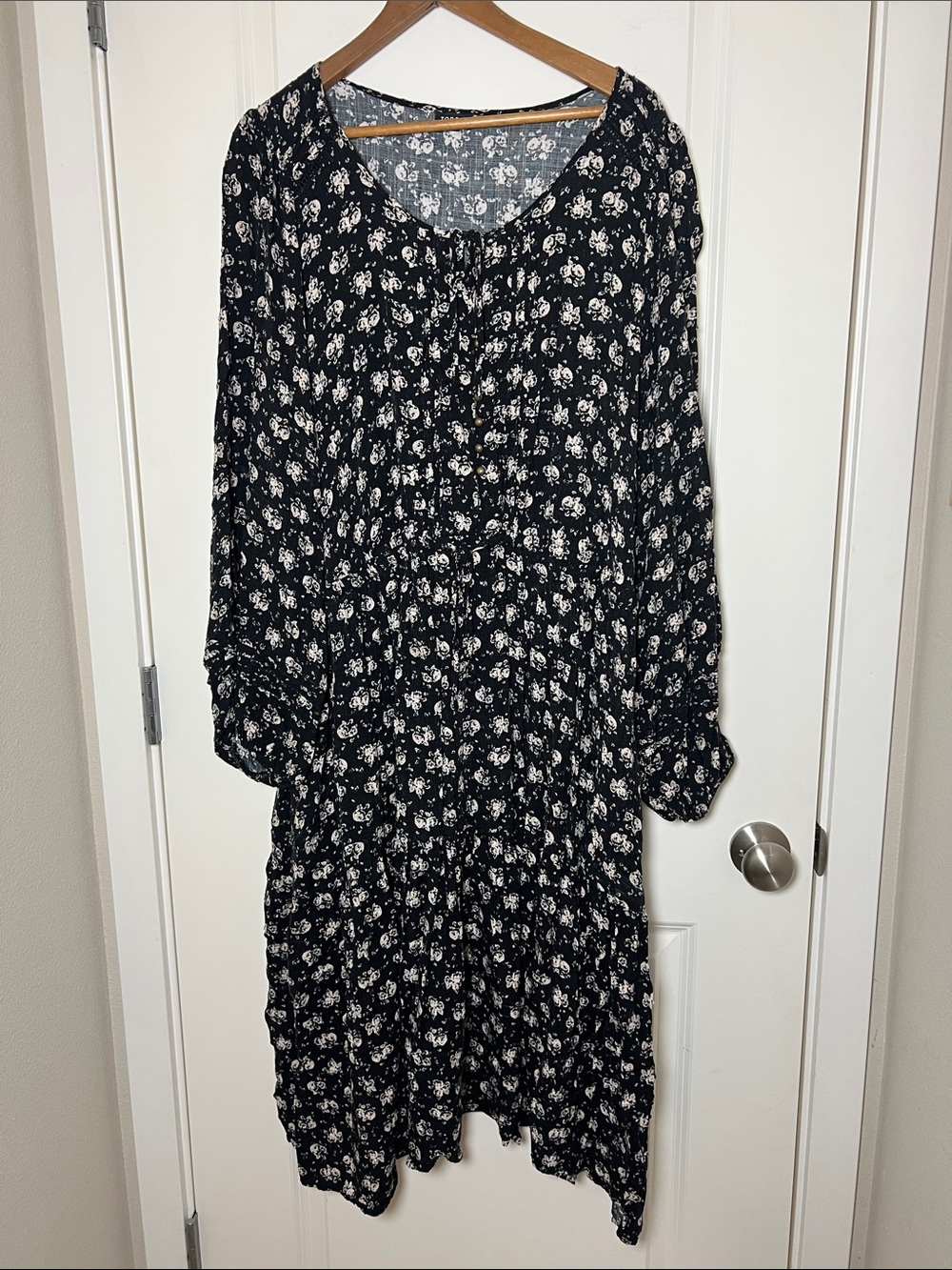 Torrid Black Floral Dress Size 4 (28/30)